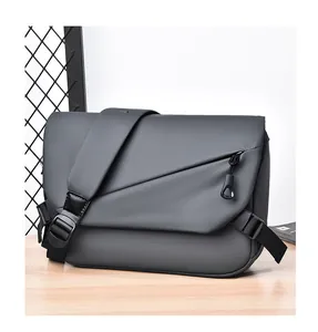 Détail du sac bandoulière en nylon gris imperméable avec pli géométrique et poche zippée