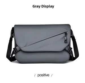 Vista frontale della borsa a tracolla grigia impermeabile con tasca diagonale zip