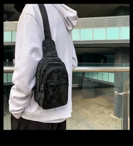 Nahaufnahme der schwarzen Camo-Brusttasche mit verstellbarem Gurt und Reißverschlüssen