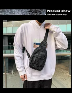 Vorderansicht der Herren-Brusttasche im Camouflage-Design mit verstellbarem Schultergurt