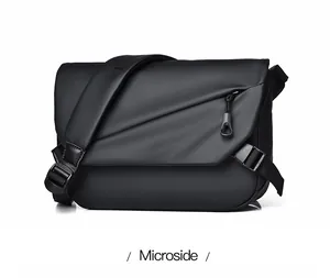 Détail du sac messager noir mat imperméable avec poche zippée asymétrique et sangle large