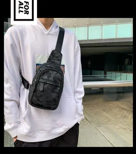 Nahaufnahme der Camouflage-Herrenbrusttasche mit verstellbarem Gurt und Stoff