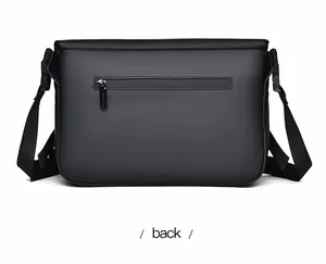 Vue détaillée du dos du sac bandoulière noir mat avec une poche zippée antivol fonctionnelle