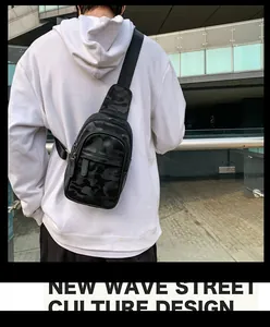 Herren Camouflage Brusttasche aus Nylon am Modell mit verstellbarem Gurt im Street-Style