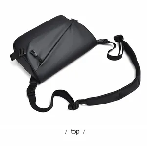 Gros plan d'un sac bandoulière imperméable noir mat avec fermeture éclair