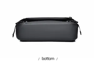 Vue détaillée du fond du sac à bandoulière noir en tissu imperméable mat et boucles