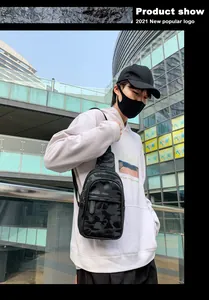 Schwarze Camouflage-Brusttasche im Streetstyle mit mehreren Reißverschlüssen am Model