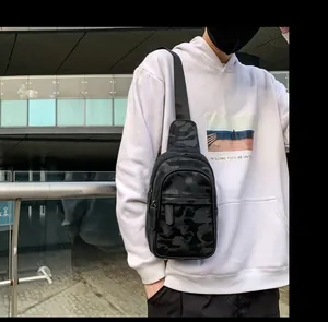 Detailansicht der Camouflage-Brusttasche mit Reißverschlüssen und Schultergurt