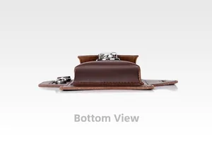 Dettaglio delle cuciture sul fondo e degli accessori in argento sulla borsa in pelle marrone