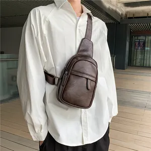 Herren Vintage Brusttasche in Dunkelbraun mit verstellbarem Gurt am Modell getragen