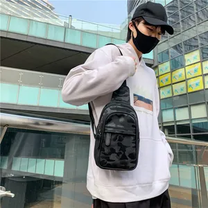 Herren Brusttasche mit Camouflage-Muster und verstellbarem Gurt am Model