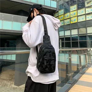 Schwarze Herren-Brusttasche mit Tarnmuster und verstellbarem Gurt im Freien