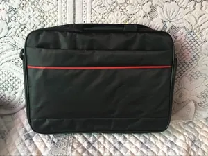 Détail de la sacoche pour ordinateur en nylon noir avec une bande rouge distinctive