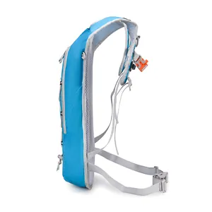 Hellblauer wasserdichter Radsport-Rucksack mit grauem Mesh-Gewebe und orangefarbenen Schnallen