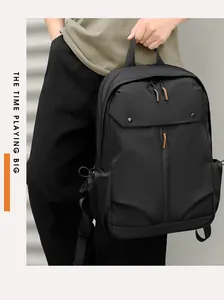 Vue détaillée du sac à dos noir grande capacité avec touches orange et poignée robuste