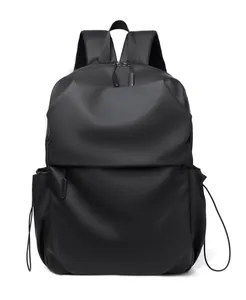 Détail d'un sac à dos pour ordinateur noir mat imperméable avec bretelles ergonomiques