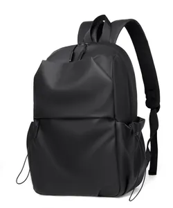 Détail du sac à dos noir mat imperméable avec bretelles larges en filet respirant