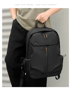 Détail du sac à dos noir imperméable avec accents orange sur les fermetures éclair