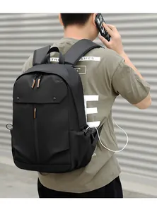Détail du sac à dos noir avec port de charge latéral et poche latérale à cordon serré