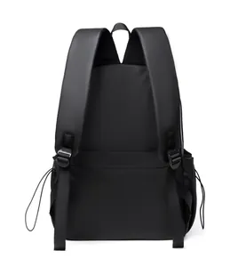 Détail des bretelles ergonomiques et de la sangle de bagage sur le sac à dos noir