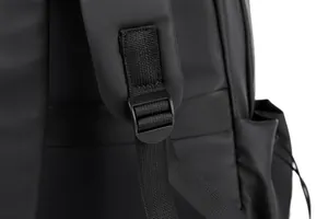 Détail des bretelles renforcées et des boucles réglables sur un sac à dos noir durable
