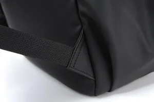 Détail des coutures renforcées sur les bretelles noires robustes du sac à dos