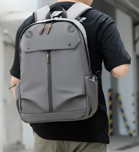 Détails du sac à dos gris imperméable montrant les fermetures éclair orange et poche latérale