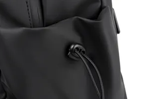 Détail du tissu mat imperméable et du cordon de serrage sur le sac à dos noir