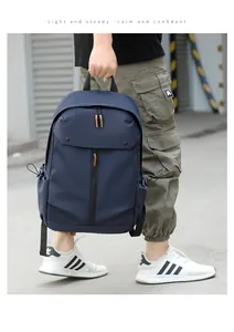 Détail d'un sac à dos en nylon bleu foncé imperméable avec accents de fermeture orange