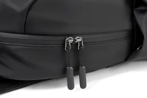 Détail du tissu mat imperméable et de la double fermeture éclair sur le sac à dos noir
