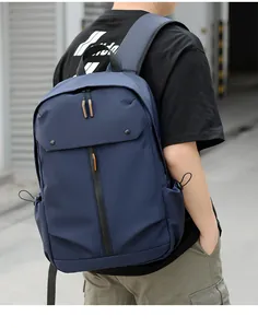 Détail du sac à dos bleu avec bretelles larges en S et texture en nylon imperméable