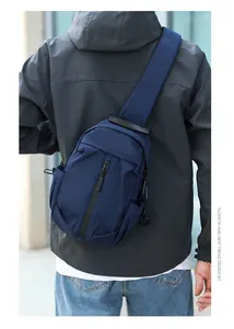 Dettaglio della borsa da petto blu navy con tracolla larga e tessuto resistente all'acqua