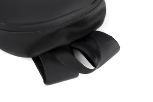 Détail du sac à dos noir mat montrant la poignée et les coutures renforcées des bretelles