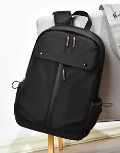 Détail du sac à dos noir imperméable montrant la poche latérale élastique et les fermetures