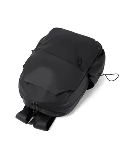 Détail d'un sac à dos noir mat imperméable avec sangle latérale réglable et texture