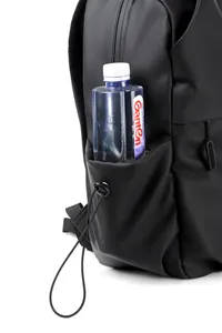 Détail de la poche latérale de sac à dos étanche avec cordon de serrage et gourde