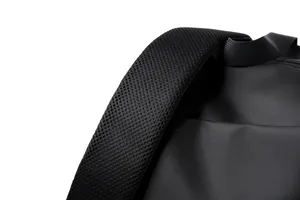 Détail des bretelles rembourrées en maille respirante sur le sac à dos noir extérieur