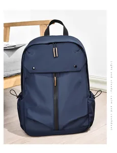 Détail du sac à dos en nylon bleu marine imperméable avec rabat et fermetures éclair contrastées