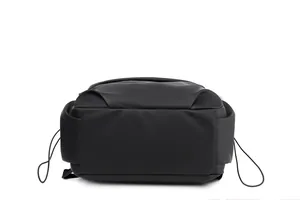 Vue détaillée du fond plat et des poches à cordon sur ce sac à dos noir tendance