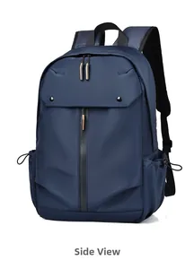 Vista laterale dello zaino blu da uomo con tasche laterali e spallacci imbottiti