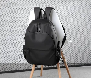 Détail macro du sac à dos noir mat imperméable avec fermeture éclair et poche latérale