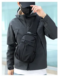 Dettaglio della borsa da petto in nylon impermeabile da uomo con zip e tracolla regolabile