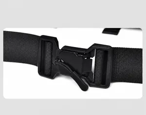 Dettaglio della fibbia magnetica nera con cinturino in nylon resistente su borsa a tracolla