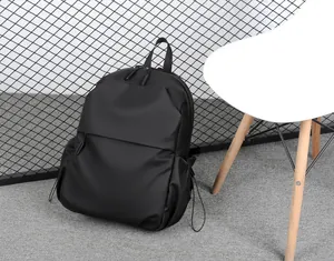 Détail du sac à dos noir imperméable montrant le compartiment principal et les poches latérales