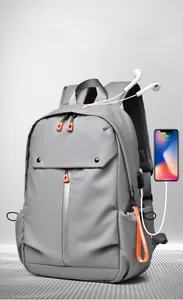 Détail du sac à dos gris avec port de charge USB externe et prise casque intégrée