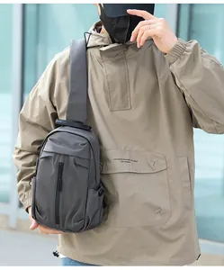 Dettaglio macro del tessuto in nylon impermeabile grigio scuro e cerniera del borsello uomo