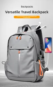 Détail d'un sac à dos d'affaires avec port de charge USB et accents orange vifs