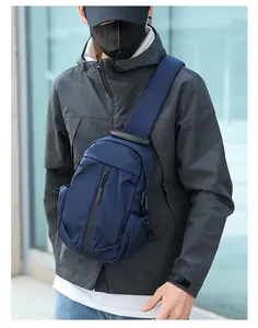 Vista outdoor dello zaino monospalla blu navy impermeabile da uomo con porta USB integrata