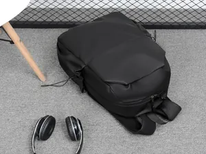 Gros plan du sac à dos noir étanche au style minimaliste avec bretelles rembourrées douces