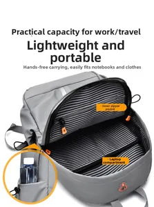 Vue de l'étui pour ordinateur avec sangle et poche zippée dans le sac à dos gris